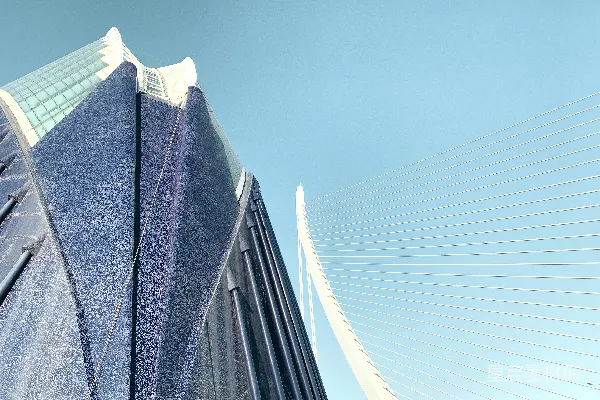 高清摄影 现代摩天大楼和悬索桥与晴朗的天空相映成趣