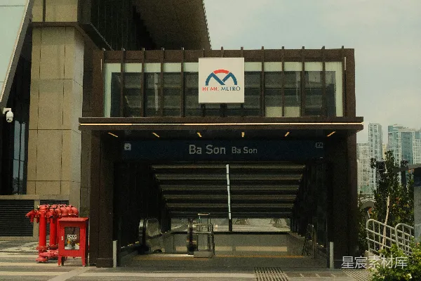 高清摄影 巴松火车站入口处拥有现代建筑风格。
