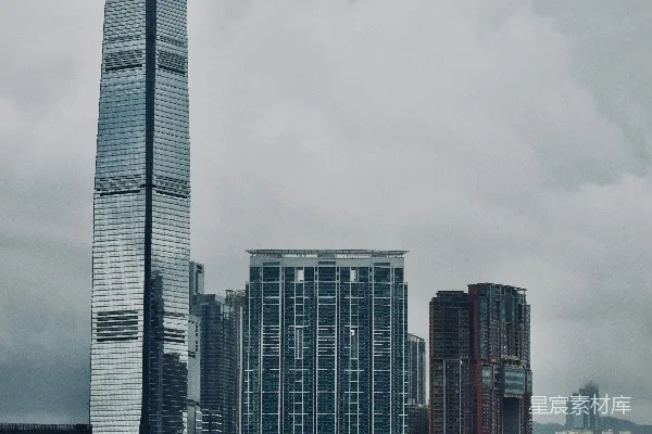 高清摄影 香港的标志性摩天大楼在阴云密布的天空中矗立。