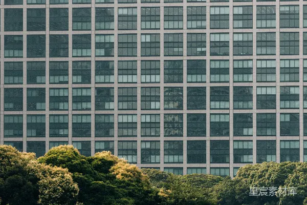 高清摄影 现代建筑的立面在郁郁葱葱的绿树之后