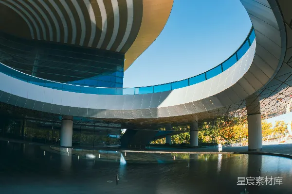 高清摄影 现代圆形建筑，带有水景设计