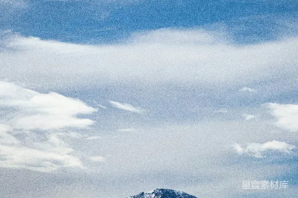 白天雪覆盖的山顶在蓝天之下