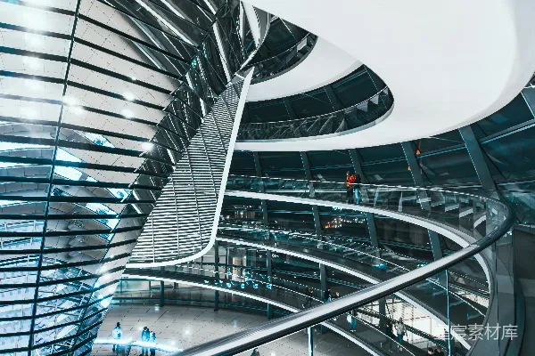 高清摄影 现代螺旋楼梯位于玻璃建筑内