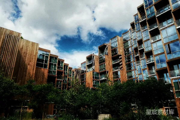 高清摄影 蓝天下的白天，棕色混凝土建筑靠近绿树