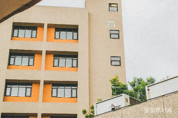 高清摄影 这座现代化的建筑在城市中矗立。