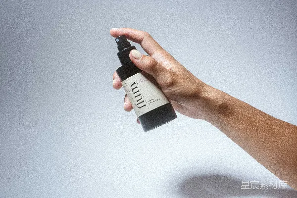 一只手拿着一个黑白USB驱动器