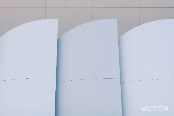 高清摄影 一座白色建筑，旁边有一个钟表。