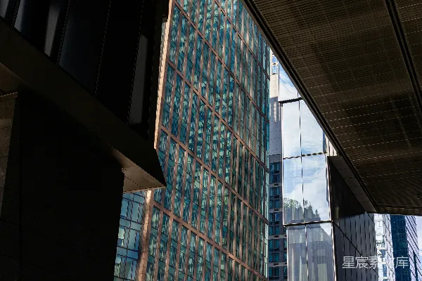 高清摄影 现代玻璃建筑反射着天空和云朵。