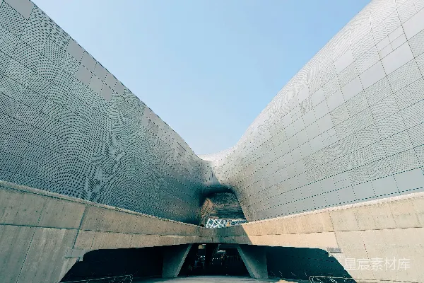 高清摄影 现代化的未来主义建筑，具有弯曲的金属墙