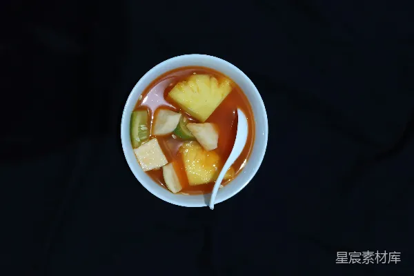 白瓷碗中切好的水果