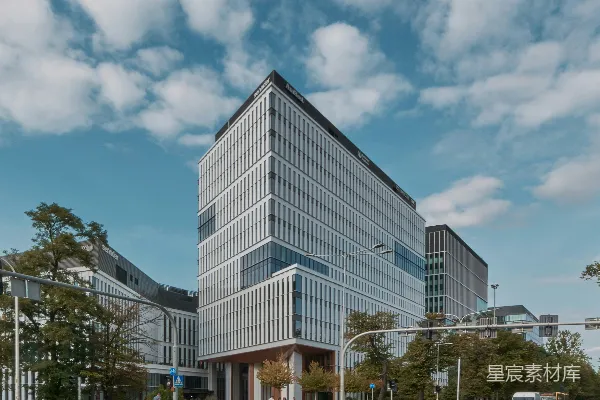 高清摄影 一条路边矗立着一座非常高大的建筑。
