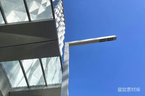 高清摄影 一盏路灯靠近一座高楼