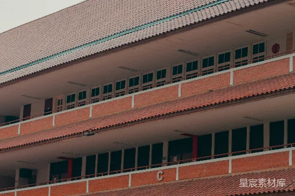 高清摄影 现代化的建筑，带有多个阳台和窗户。