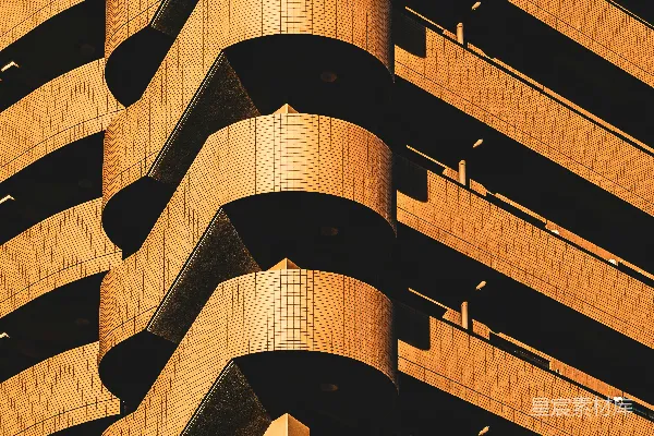 高清摄影 橙色建筑，带有弯曲阳台和阴影。