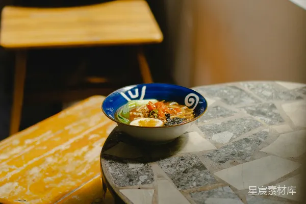 桌子上放着一个碗的食物