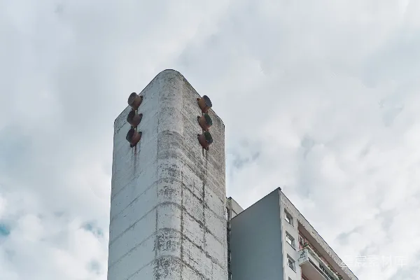 高清摄影 一座高大的建筑物，顶部停着几只鸟。