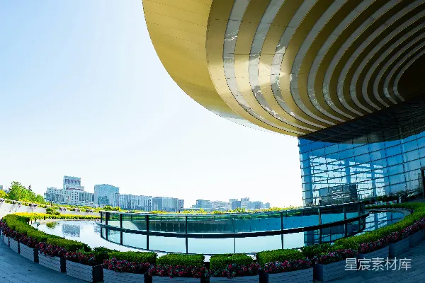 高清摄影 现代化的建筑，带有圆形反光池和花园。