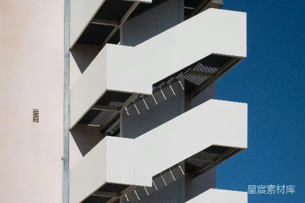 高清摄影 现代的白色楼梯在清澈的蓝天映衬下