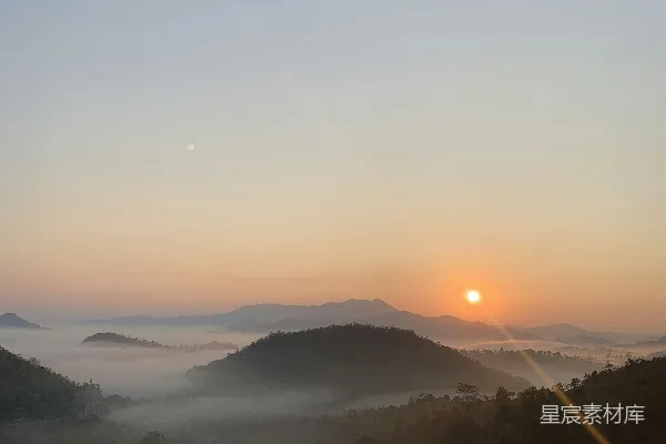 山间雾气中太阳正在落下