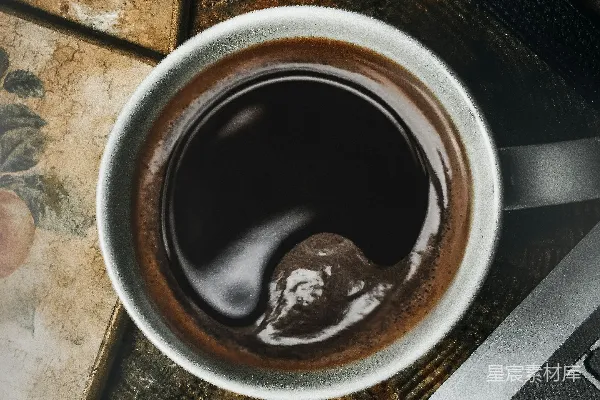 白瓷茶杯里盛满了棕色液体。