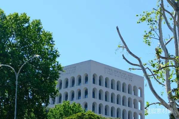 高清摄影 现代的白色建筑，带有拱形窗户，周围环绕着树木。