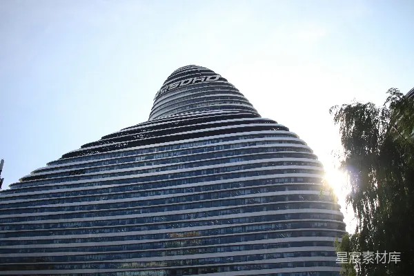 高清摄影 现代曲线建筑在明亮的天空下