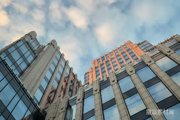 高清摄影 现代建筑在夕阳下伸向多云的天空。