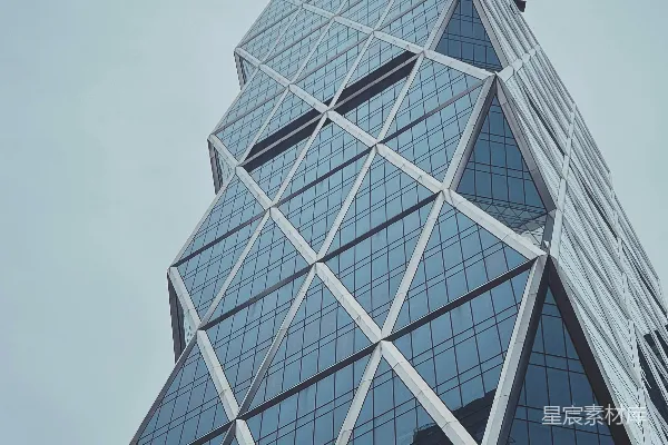 高清摄影 一座非常高的玻璃建筑，背景是蓝天。