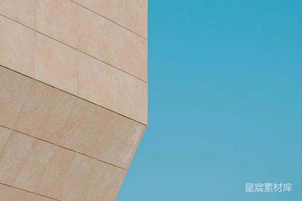 高清摄影 一架飞机在天空中飞过一座建筑物。