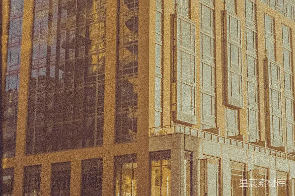 高清摄影 现代化的办公楼，带有玻璃窗和米色外墙。