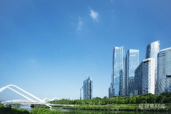 高清摄影 现代城市天际线，有桥梁和河流。