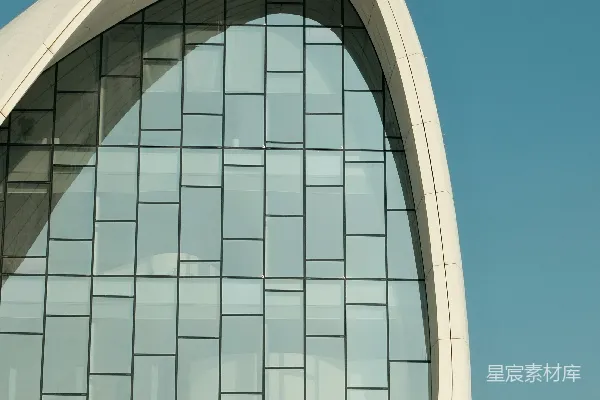 高清摄影 一个男人站在一座大建筑物前。