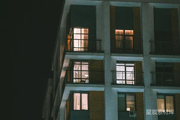 高清摄影 夜晚灯火通明的现代化公寓楼。