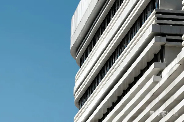 高清摄影 现代混凝土建筑立面在晴朗的蓝天背景前