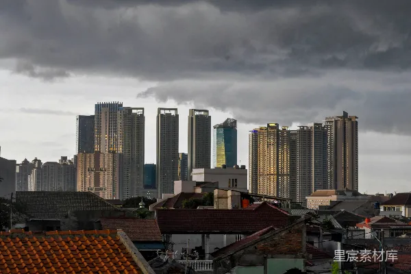 城市一片高楼大厦在云层下的景象