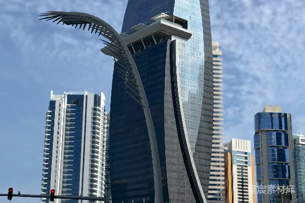 高清摄影 现代摩天大楼和独特的街灯在一座城市中。