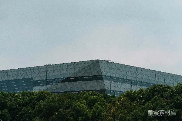 高清摄影 现代化的建筑矗立在茂密的绿树之上。