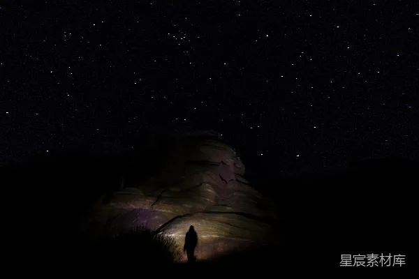 一个人站在黑夜中仰望星空