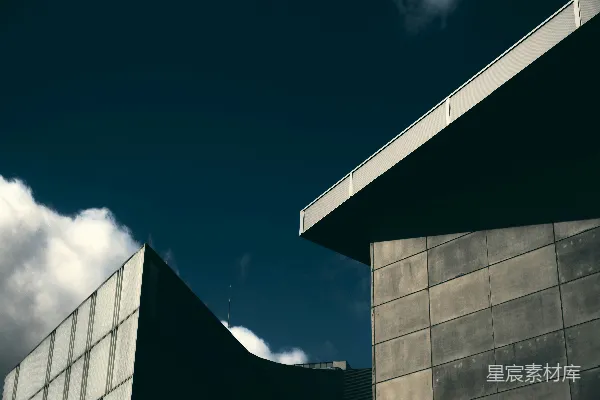 高清摄影 现代建筑在深蓝色的天空下，云层飘浮。