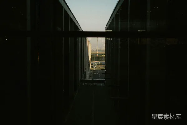 高清摄影 现代建筑，视野开阔，可见蓝天。
