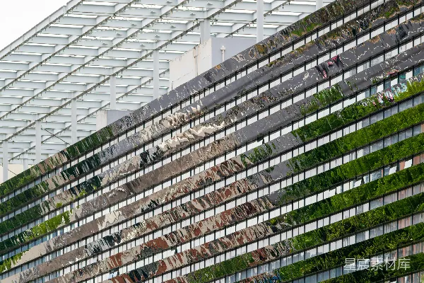 高清摄影 现代化的建筑，带有反射窗户和玻璃屋顶结构。