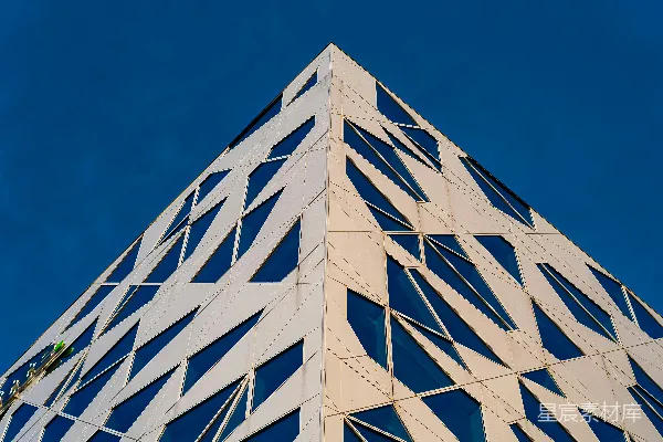 高清摄影 一座很高的建筑物，上面有一座钟表。