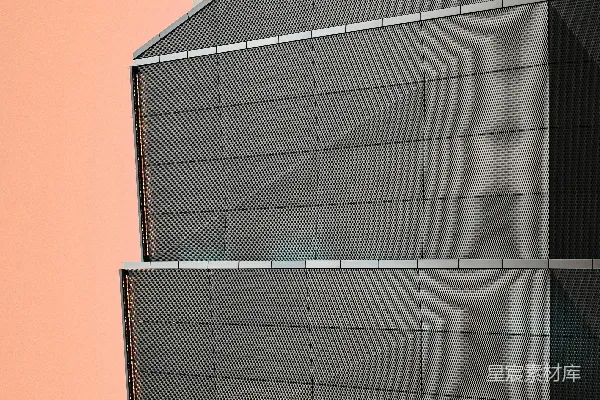高清摄影 一座高大的建筑，上面有钟表。