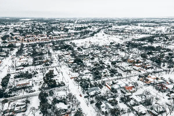 覆盖着白雪的一个社区的俯瞰视图