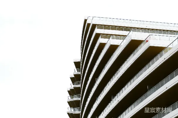 高清摄影 现代的白色建筑在明亮的天空下，搭配有阳台。