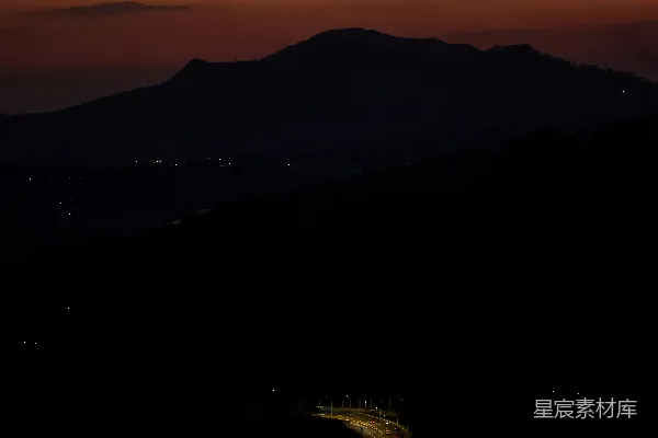 远处夜晚 mountains 的视角