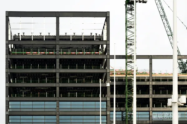 高清摄影 一架起重机站在建筑物前面。