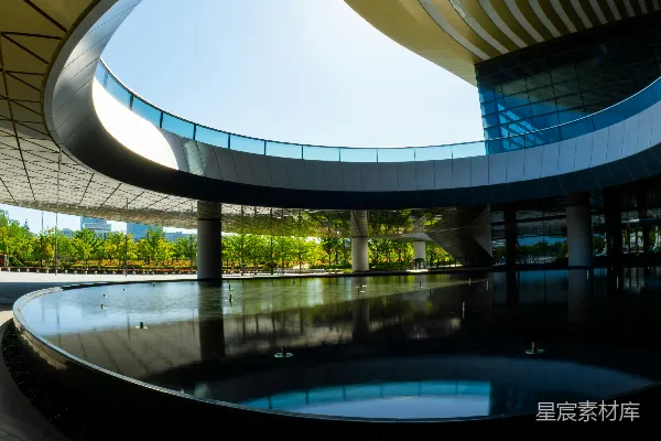 高清摄影 现代化建筑，带有圆形水景和天空。