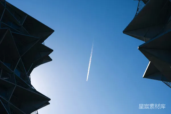高清摄影 蓝天背景下飞机的航迹