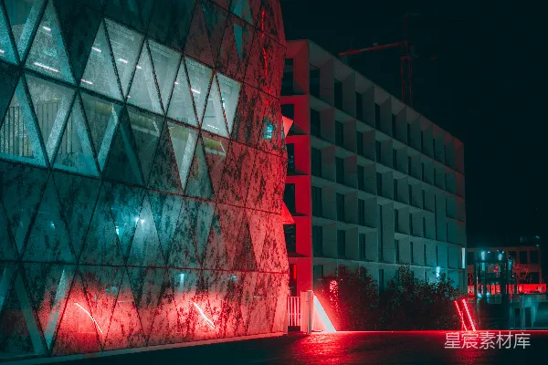 高清摄影 现代建筑在夜晚被红蓝灯光照亮。